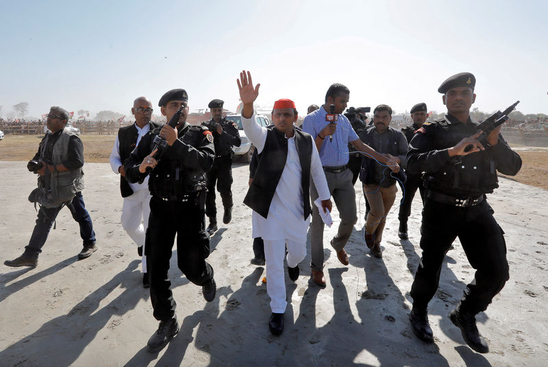 © Reuters. Akhilesh Yadav, Chief Minister of the northern state of Uttar Pradesh and Samajwadi Party President, waves to his supporters as he arrives for an election campaign rally in Jaunpur