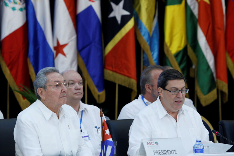 © Reuters. Cuba's President Raul Castro listens to Cuba's Foreign Minister Bruno Rodriguez during the opening of the Association of Caribbean States meeting in Havana