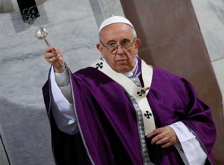 © Reuters. El Papa se abre a la opción de que hombres mayores casados puedan ser sacerdotes
