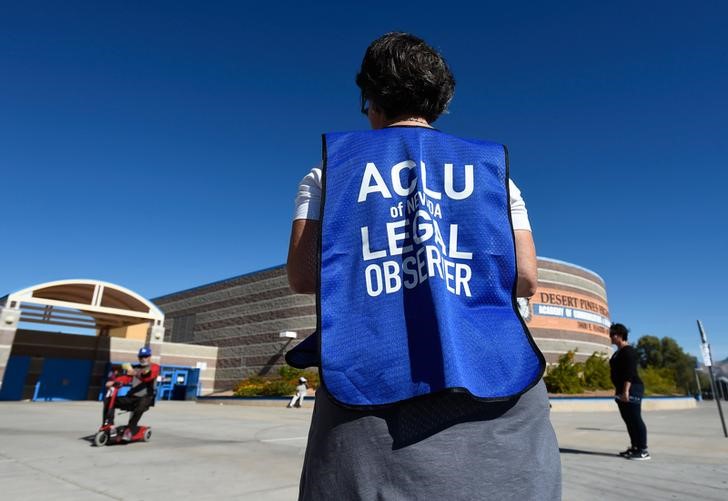 © Reuters. File photo: A member of the ACLU observes a polling station during voting in the 2016 presidential election at Desert Pines High School in Las Vegas, Nevada