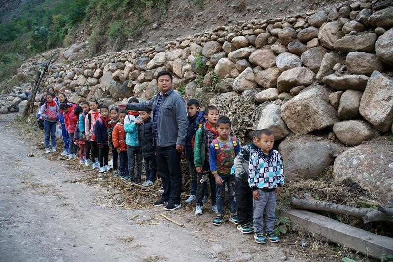 © Reuters. En la imagen, un grupo de niños chinos en la prefectura de Liangshan