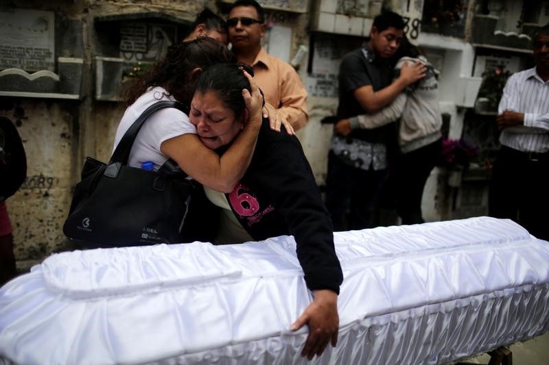 © Reuters. La madre de Rosa Julia Tobar, una víctima del incendio del albergue Virgen de la Asunción, llora en sus funerales en Ciudad de Guatemala.