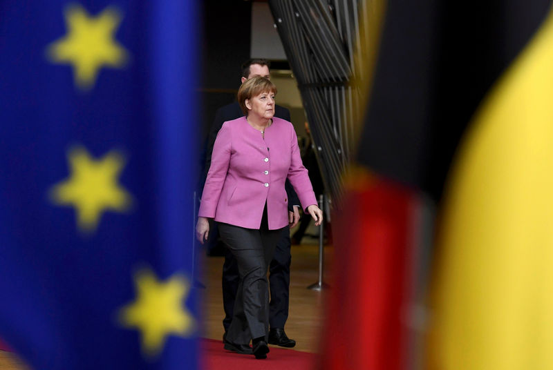 © Reuters. FILE PHOTO: German Chancellor Angela Merkel arrives at the EU summit in Brussels