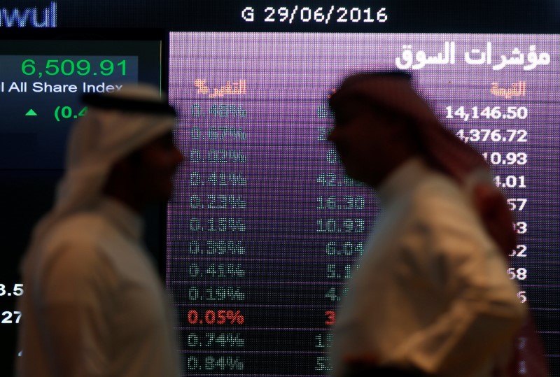 © Reuters. النفط يهبط بسوق الأسهم السعودية ونبأ صفقة يصعد بشعاع دبي