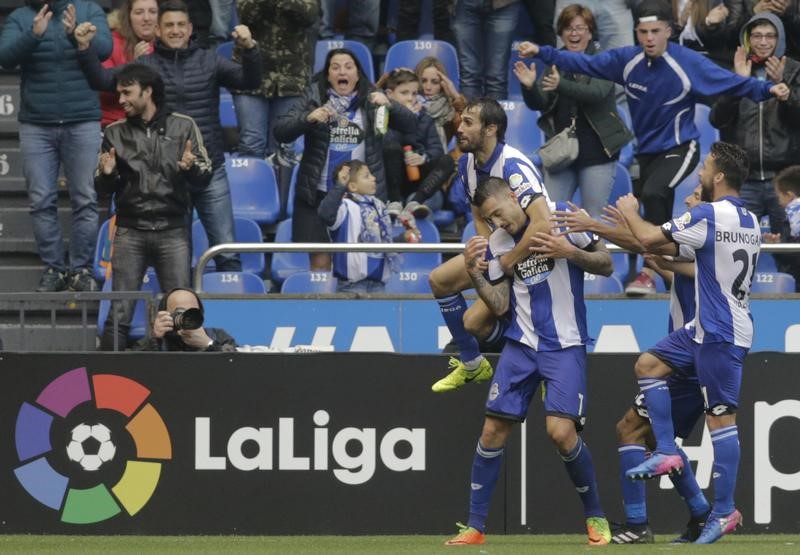 © Reuters. ديبورتيو يصعق برشلونة في الدوري الاسباني