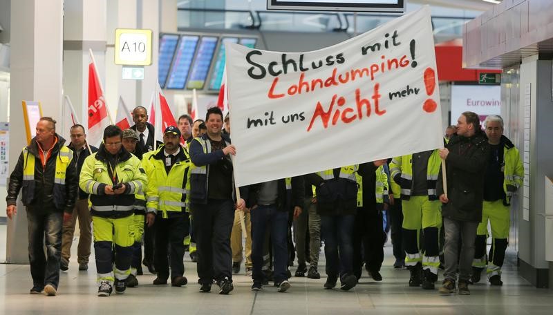 © Reuters. العاملون بمطاري برلين يضربون عن العمل من جديد بسبب الرواتب
