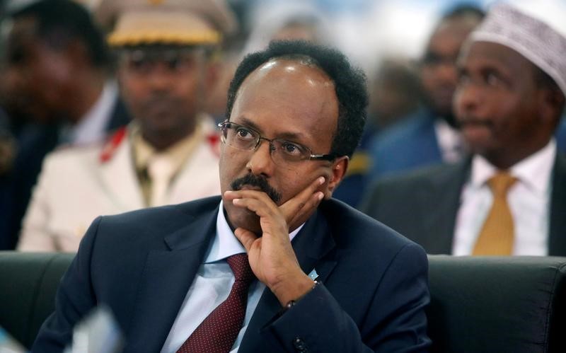 © Reuters. مئات الجنود الصوماليين يحتجون في مقديشو لعدم صرف رواتبهم