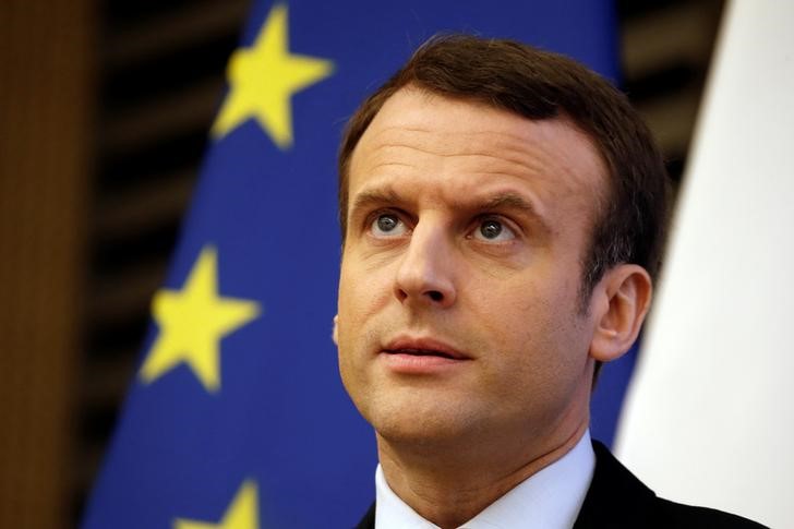 © Reuters. El partido de Fillon se disculpa por una caricatura antisemita de Macron