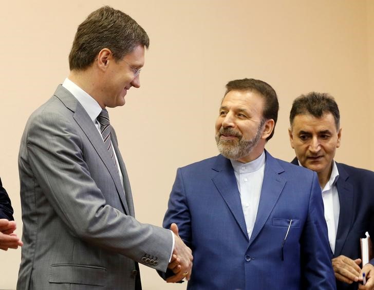 © Reuters. Russian Energy Minister Novak shakes hands with Iranian Communications Minister Vaezi during signing ceremony after their meeting in Moscow