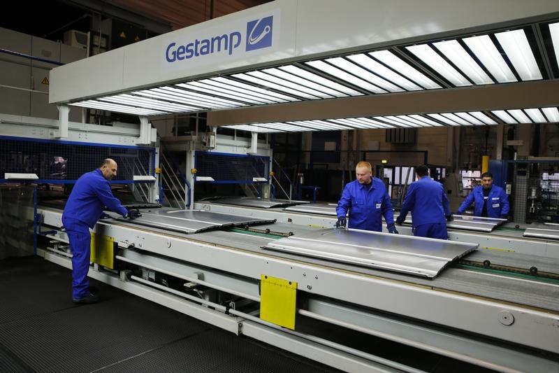 © Reuters. FILE PHOTO: Gestamp employees work in the Gestamp chassis innovation center in the western German city of Bielefeld