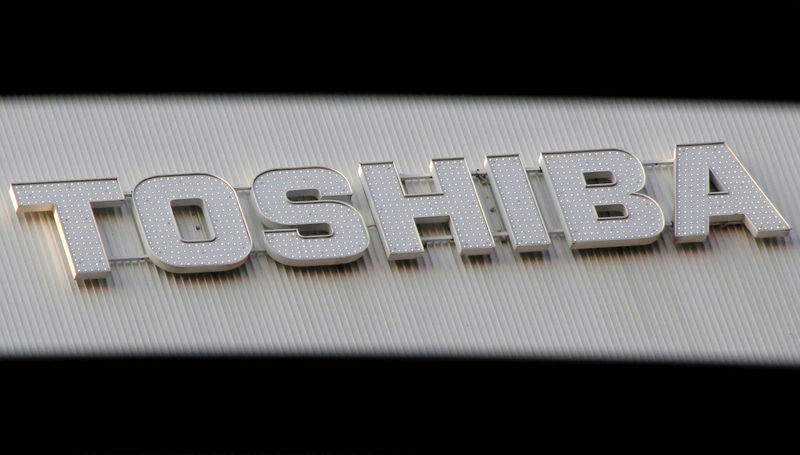 © Reuters. FILE PHOTO - A logo of Toshiba Corp is seen outside an electronics retail store in Tokyo