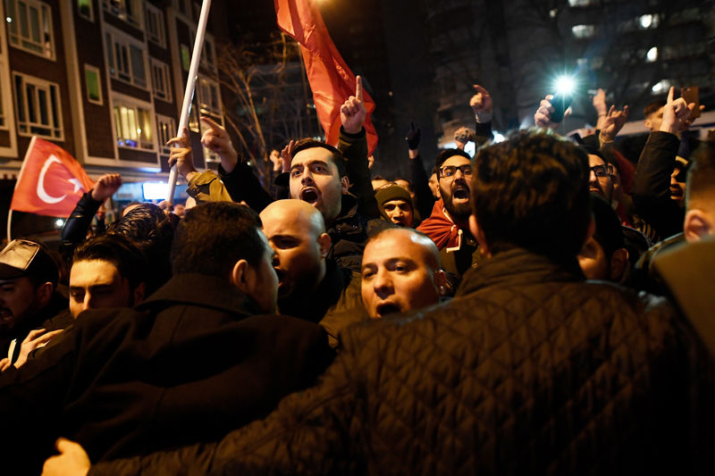 © Reuters. Confronto entre manifestantes e polícia perto do consulado turco em Roterdã