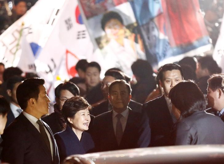 © Reuters. Presidente cassada da Coreia do Sul, Park Geun-hye, ao chegar em sua residência particular em Seul