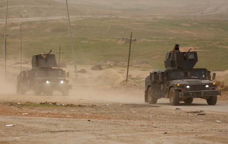 © Reuters. القوات العراقية تواجه مقاومة عنيفة مع تقدمها بالحي القديم في الموصل