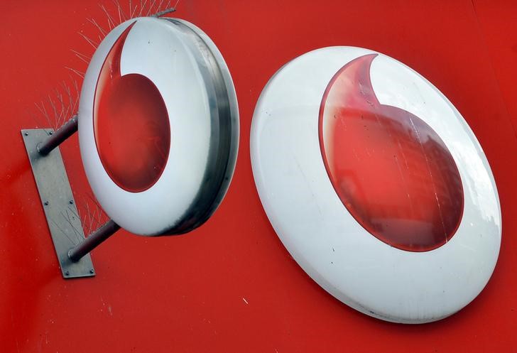 © Reuters. Marca da Vodafone é vista do lado de fora de uma loja de varejo em Londres