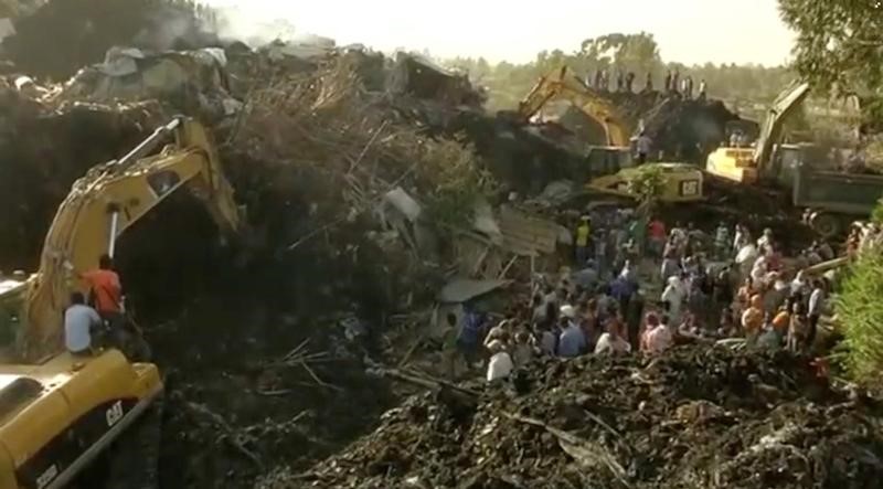 © Reuters. Escavadoras em aterro sanitário de Addis Ababa, na Etiópia, após deslizamento que deixou ao menos 50 mortos