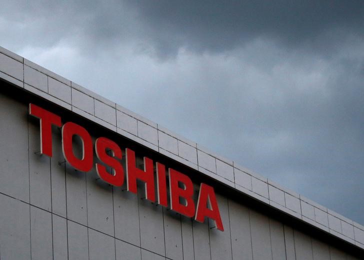 © Reuters. Logo da Toshiba Corp. é visto nas instalações da empresa em Kawasaki