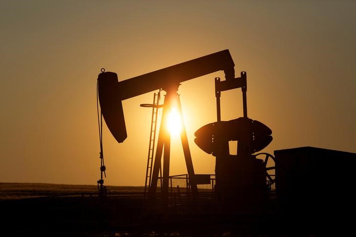© Reuters. Нефтяной насос на месторождении недалеко от Калгари, Канада