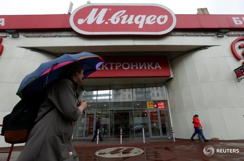 © Reuters. Женщина проходит мимо магазина сети М.Видео в Москве