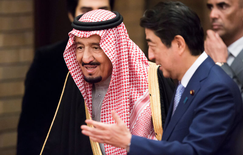 © Reuters. Abe busca el apoyo saudí para la salida a bolsa de Aramco en Tokio