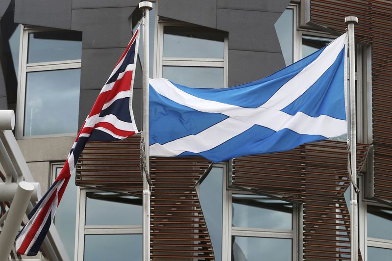 © Reuters. The Union Flag and The Saltire fly outside the Scottish Parliament in Holyrood Edinburgh, Scotland