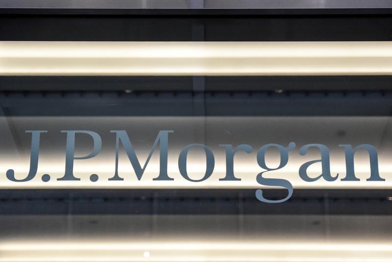 © Reuters. FILE PHOTO: A J.P. Morgan logo is seen in New York City