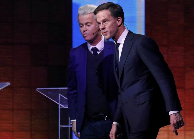 © Reuters. Dutch far-right politician Geert Wilders of the PVV party and Dutch Prime Minister Mark Rutte of the VVD Liberal party take part in the "EenVandaag" debate in Rotterdam