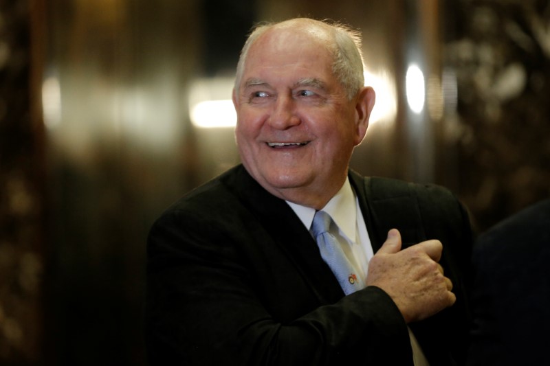 © Reuters. Former Georgia Governor Sonny Perdue arrives for a meeting with U.S. President-elect Donald Trump at Trump Tower in New York