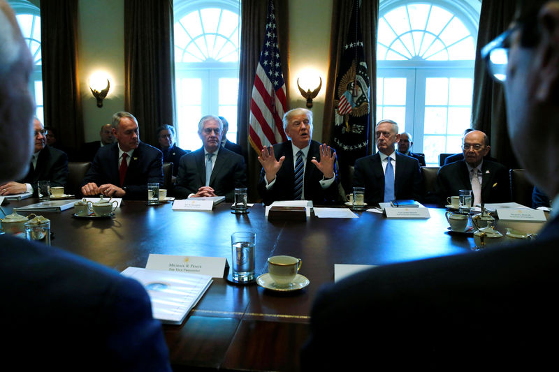 © Reuters. Trump holds a cabinet meeting at the White House in Washington