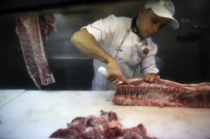 © Reuters. Açougueiro corta carne em loja no Mercado Municipal de São Paulo