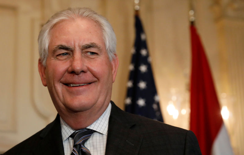 © Reuters. U.S. Secretary of State Rex Tillerson smiles during his meeting with Iraqi Oil Minister Jabbar al-Luaibi at the State Department in Washington