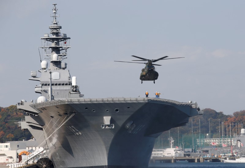 © Reuters. FILE PHOTO: A helicopter lands on the Izumo, Japan Maritime Self Defense Force's (JMSDF) helicopter carrier, at JMSDF Yokosuka base in Yokosuka