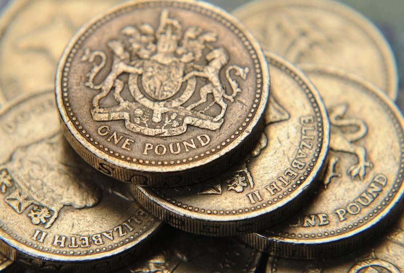 © Reuters. FILE PHOTO: A pile of one pound coins is seen in central London