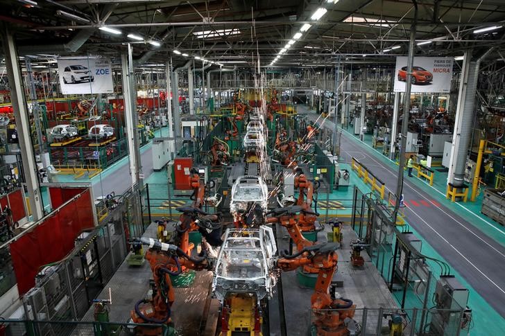 © Reuters. Robots assemble Renault and Nissan automobiles on the production line at the Renault SA car factory in Flins