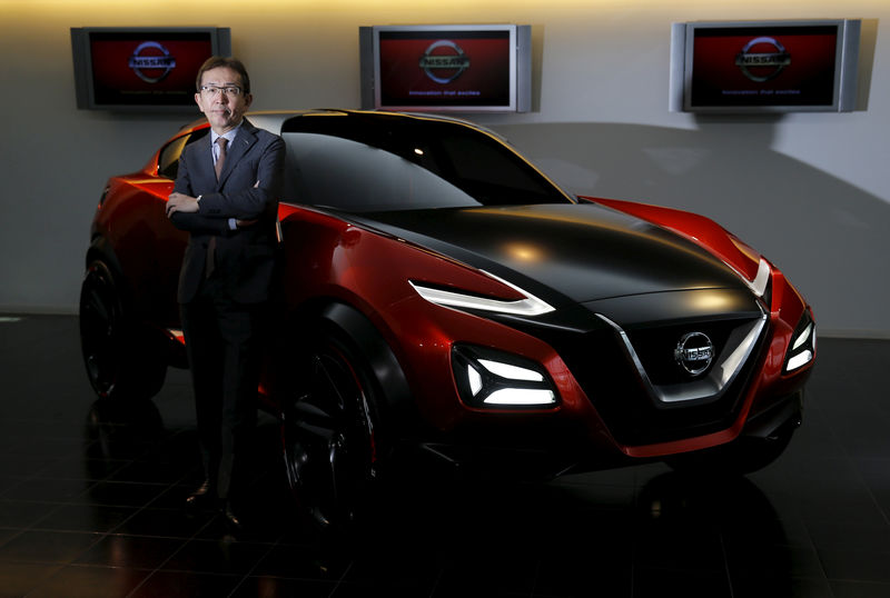 © Reuters. FILE PHOTO: Shiro Nakamura, Senior Vice President and Chief Creative Officer of Nissan Motor Co., poses for a photo in Atsugi