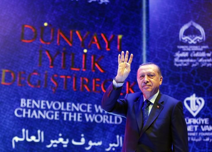 © Reuters. Turkish President Erdogan greets the audience as he arrives for a ceremony in Istanbul