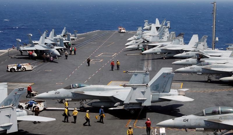 © Reuters. Caças F18 dos EUA no porta-aviões USS Carl Vinson durante operação no Mar do Sul da China