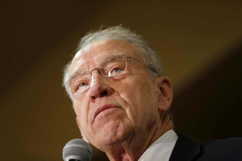 © Reuters. Senator Chuck Grassley (R-IA) speaks at an event for Republican presidential candidate Senator Marco Rubio (R-FL) at the Ramada Hotel in Urbandale, IA