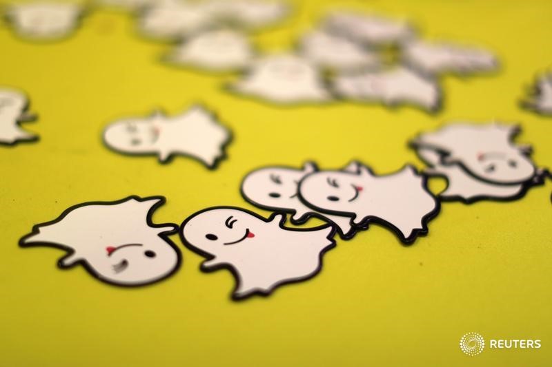 © Reuters. The logo of messaging app Snapchat is seen at a booth at TechFair LA, a technology job fair, in Los Angeles