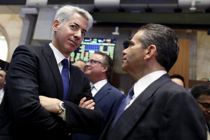 © Reuters. FILE PHOTO - William Ackman speaks with David Weinreb on the floor of the New York Stock Exchange