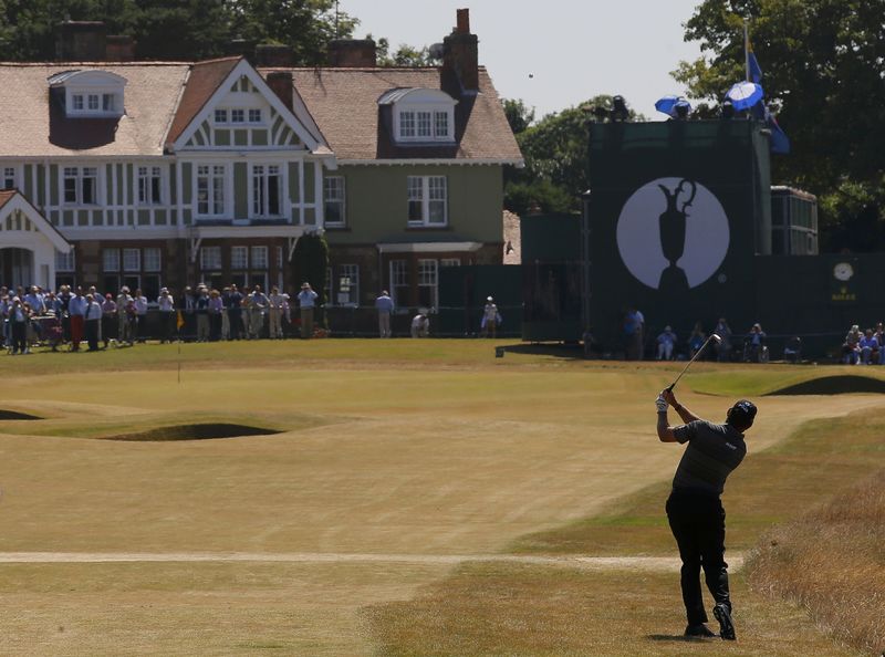 © Reuters. FILE PHOTO - Lee Westwood of England chips onto the 18th green during the second round of the British Open golf Championship at Muirfield in Scotland