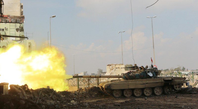 © Reuters. A tank of Iraqi rapid response forces fire against Islamic State militants at the Bab al-Tob area in Mosul