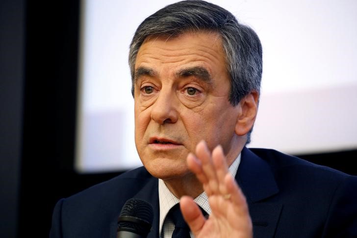© Reuters. وضع مرشح الرئاسة الفرنسي فيون رهن تحقيق رسمي بشأن احتيال