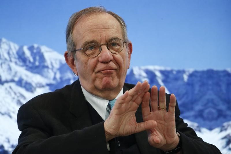 © Reuters. Il ministro dell'Economia Pier Carlo Padona a Davos, in Svizzera