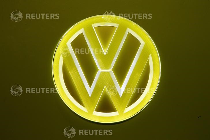 © Reuters. Logotipo iluminado é visto em um carro conceito da  Volkswagen durante o 87° show de motores internacional em Palexpo, Genebra