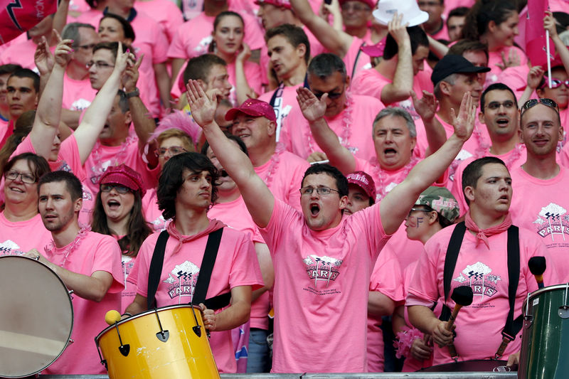 © Reuters. FILE PHOTO: Stade Francais supporters cheer for their team during the French rugby union final match against ASM Clermont Auvergne at the Stade de France stadium in Saint-Denis, near Paris