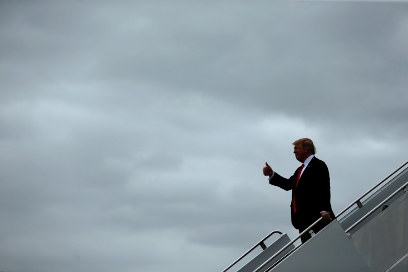 © Reuters. U.S. President Donald Trump arrives aboard Air Force One at Palm Beach International Airport in West Palm Beach