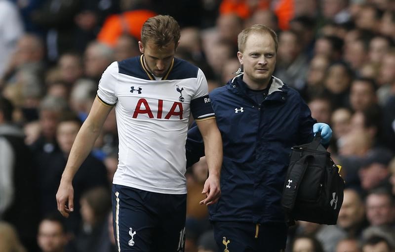 © Reuters. Tottenham's Harry Kane goes off injured