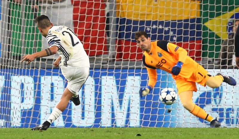 © Reuters. Juventus' Paulo Dybala scores their first goal from the penalty spot