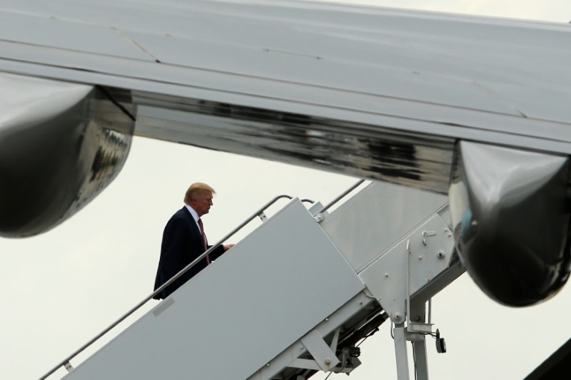 © Reuters. U.S. President Trump boards Air Force One to return to Washington from West Palm Beach